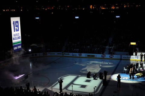 Markus Näslunds nr 19 hissas upp i taket på Rogers Arena i Vancouver