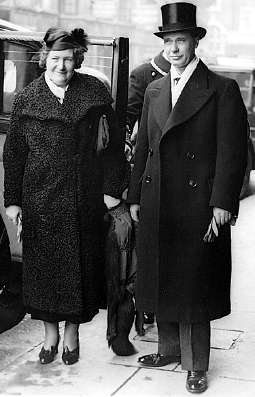 Utrikesminister Rickard Sandler med fru Maja Sandler, på väg till en audiens hos kung Georg VI i London år 1937.