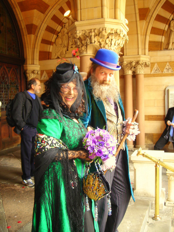 Foto tagit vid bröllopet mellan Alan Oswald Moore och Melinda Perry Gebbie